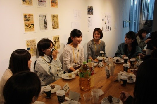 写真:お茶会の様子(全体質問)