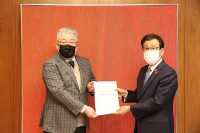 写真:「ビジョン編」答申手交式の様子