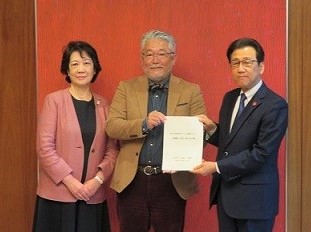 写真:「戦略編」答申手交式の様子