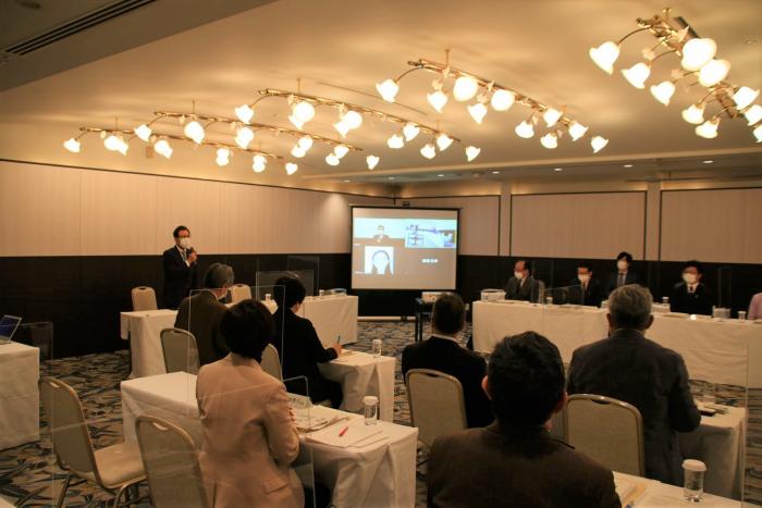 写真:第1回審議会の様子