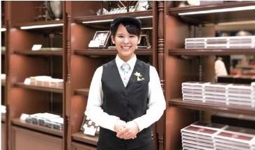 店内で女性が立っている写真