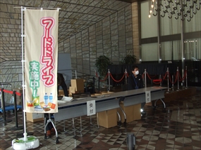 市役所ロビーで実施したフードドライブの様子(令和3年10月)