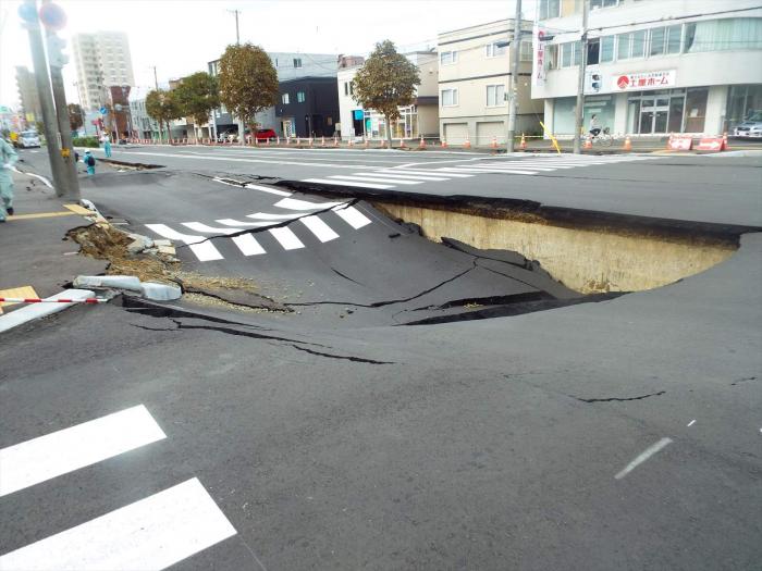 東15丁目屯田通の道路陥没の様子