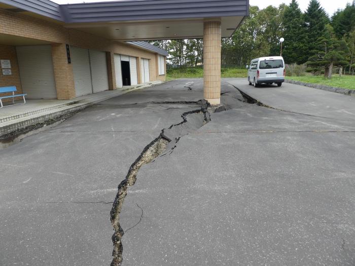安平町早来斎場の地割れの状況
