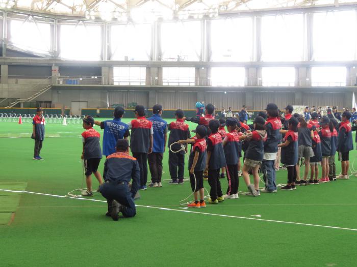 消防団の訓練大会で訓練披露をする少年消防クラブ員