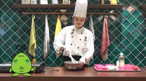 動画スライド:粉類を泡だて器で混ぜる