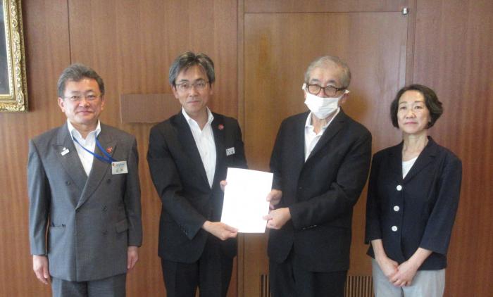 住まいの協議会手交式の写真