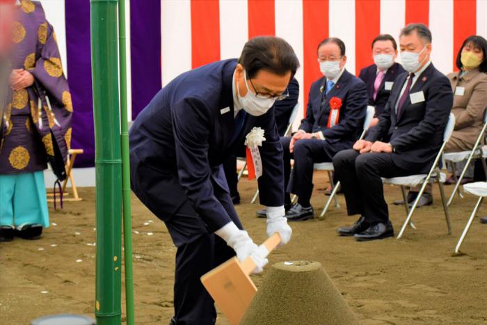 斎鍬を入れる秋元市長