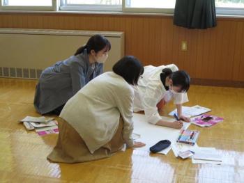 令和4年6月10日グループごとにわかれて話し合う学生たち(全7枚、計24人)