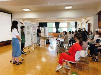 学生がグループごとに最終プレゼンテーションするようすとそれを聞く学生たち(全5枚)