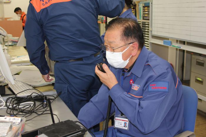 無線交信を行う団員の写真