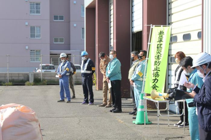 訓練の全体説明を行っている様子