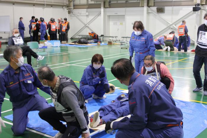 応急担架による搬送訓練の様子