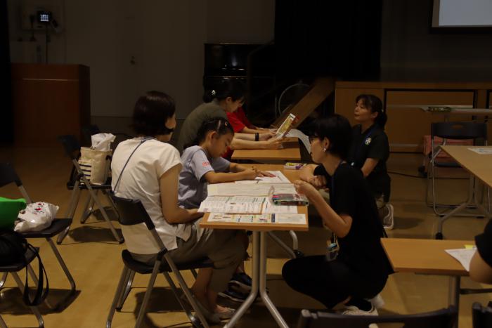 真剣に取り組む参加者