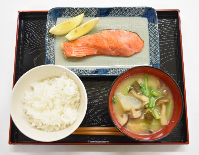 香り豊かな減塩みそ汁とごはんと焼き鮭の写真
