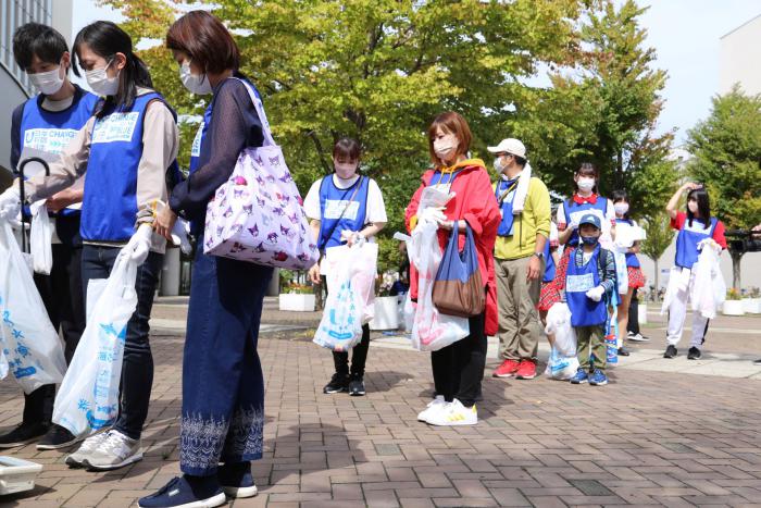 写真：参加者がごみの計量を待っている様子