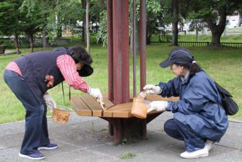 市民によるベンチ塗装の様子