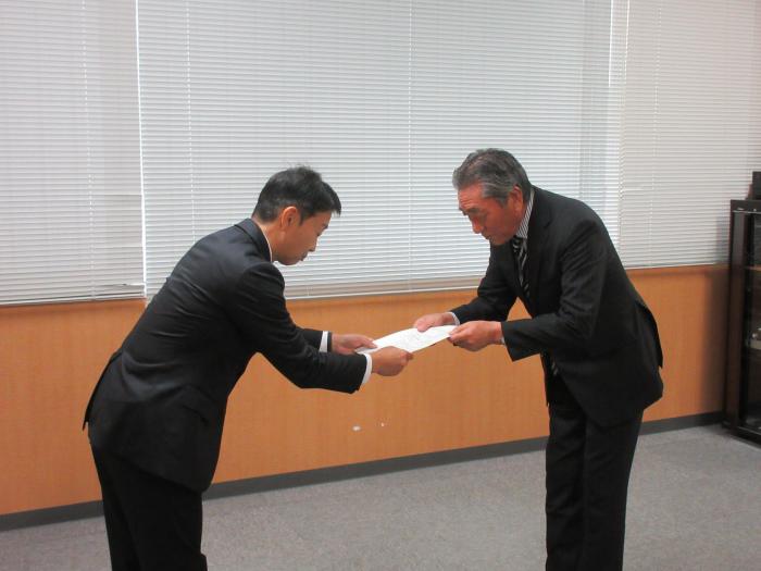 写真:意見書手交式の様子