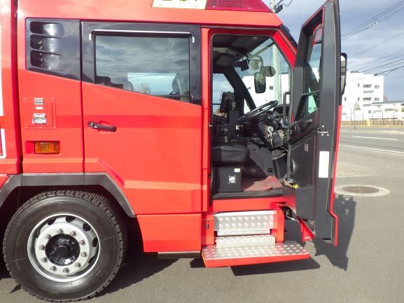 はしご車の運転席(ドアを開けた状態)