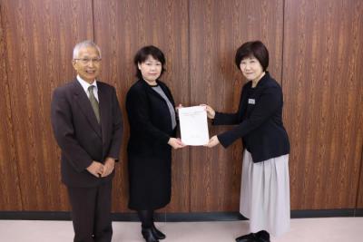 第4期札幌市市民まちづくり活動促進基本計画に係る答申書手交式の写真