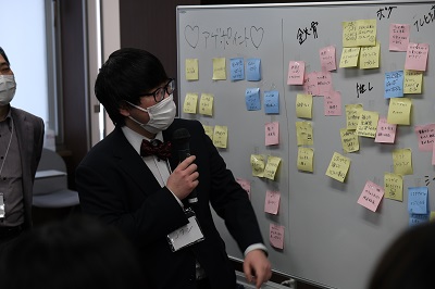全体発表する職員