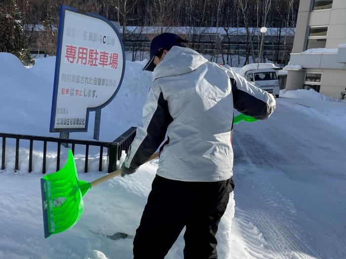 路肩に雪を寄せている様子2