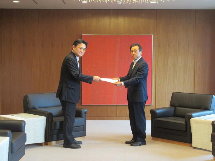 「札幌市再犯防止推進計画」答申書手交式の様子