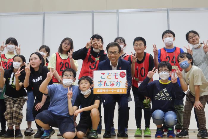 写真：こどもまんなか応援サポーター宣言（市長と子どもたち）