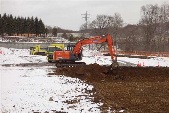 第4浄水棟建設前の準備工事(重機により地面を掘削)をしている、令和5年12月撮影の写真を載せています