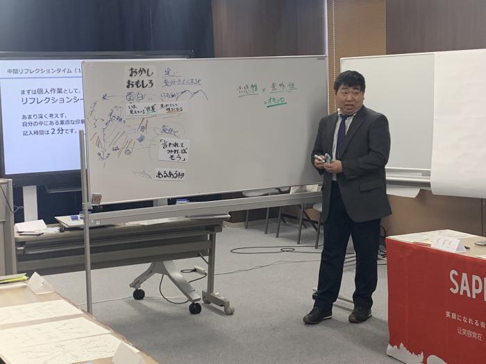 説明する講師1