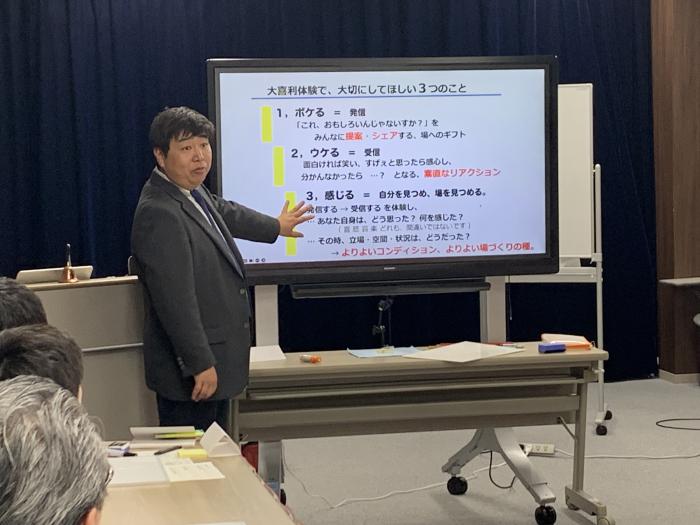 説明する講師2