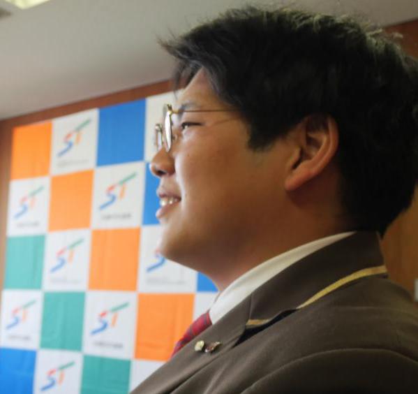 先輩職員3