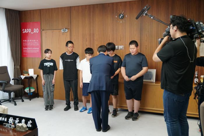 名刺交換・見学1（令和6年度市長と語ろう！サッポロスマイルトークキッズ）