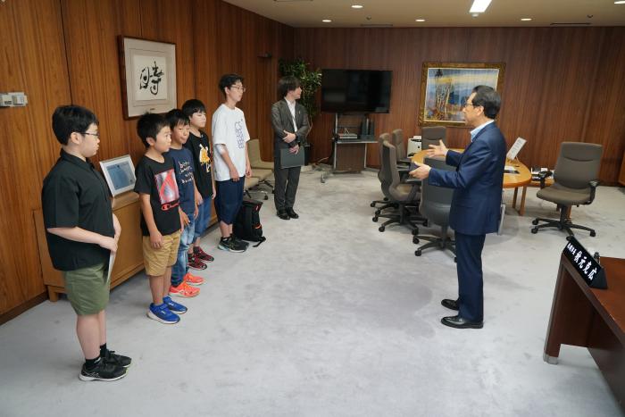 名刺交換・見学2(令和6年度市長と語ろう!サッポロスマイルトークキッズ)