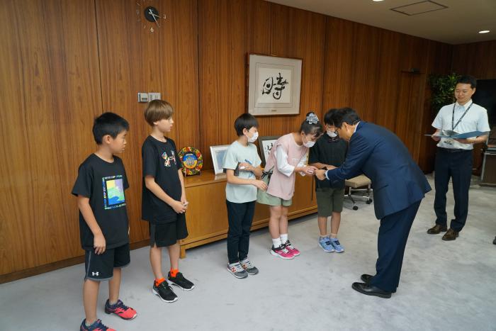 名刺交換・見学3(令和6年度市長と語ろう!サッポロスマイルトークキッズ)