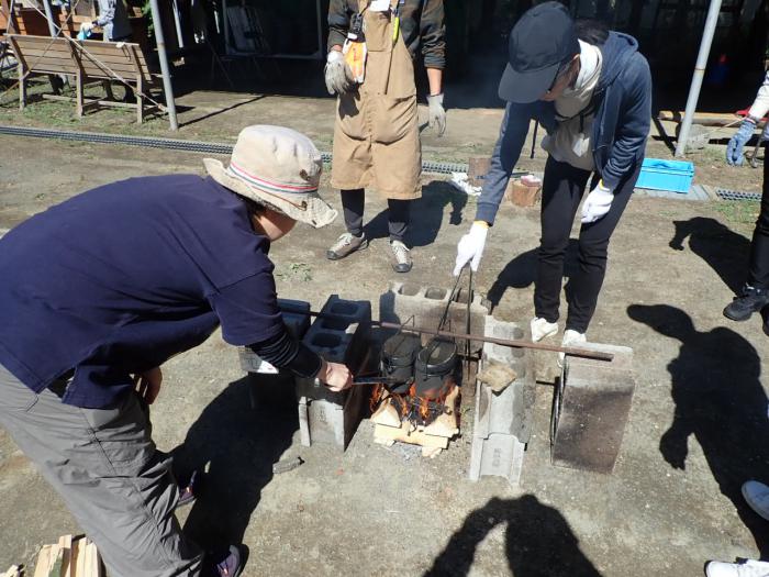 飯ごうでご飯を炊いている様子