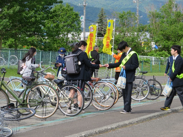 自転車交通安全啓発の様子-札幌あすかぜ