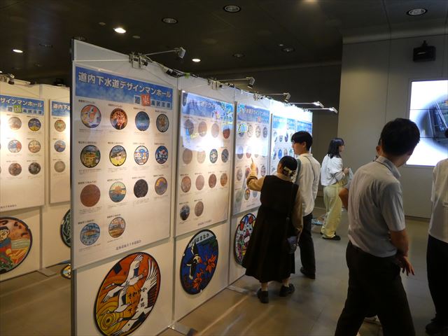 道内デザインマンホール・全国マンホールカードパネルの展示の様子1