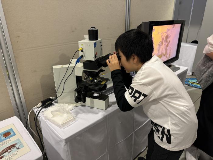 微生物の観察、処理水の実物展示の様子2