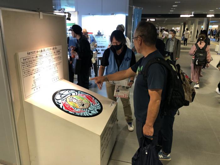 実物カラーマンホール（サケと時計台）の展示