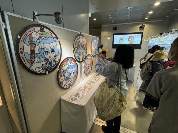 雪ミクマンホールパネルの展示