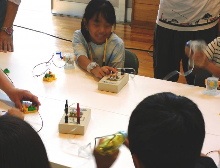 手回し発電機を回している様子