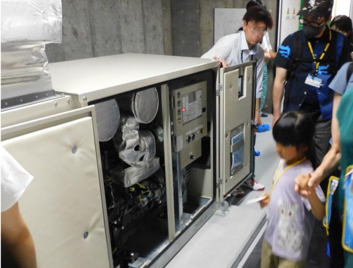 非常用発電機を見学している様子
