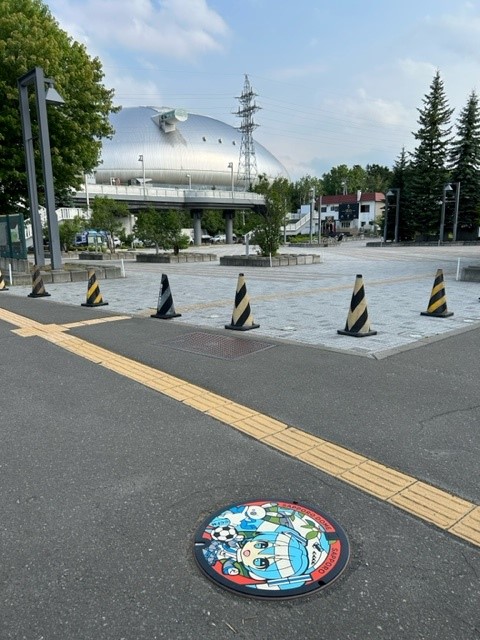 札幌ドーム(ドーム前広場付近)マンホールの設置場所の写真