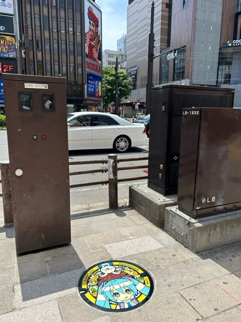 すすきの交差点(南4条西3丁目北側)マンホールの設置場所の写真