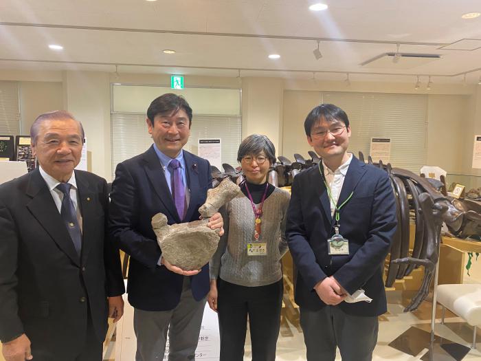 飯島議長とクジラ化石