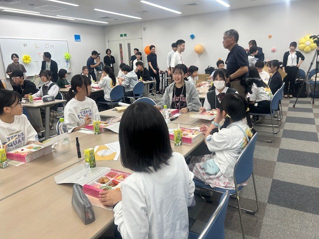 写真:歓迎会の様子(歓談)