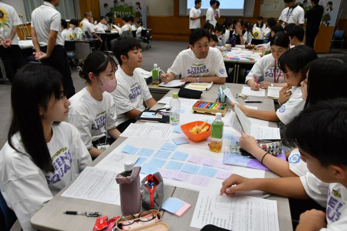 写真：こどもシンポジウム「TEENS SQUARE」グループワークの様子
