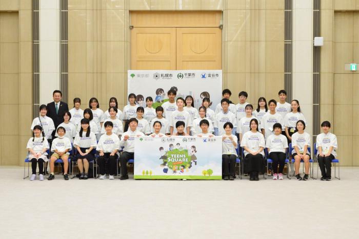 写真:東京都知事表敬訪問