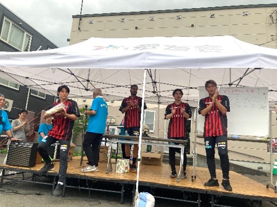 コンサドーレ札幌の選手がステージ上で話している写真